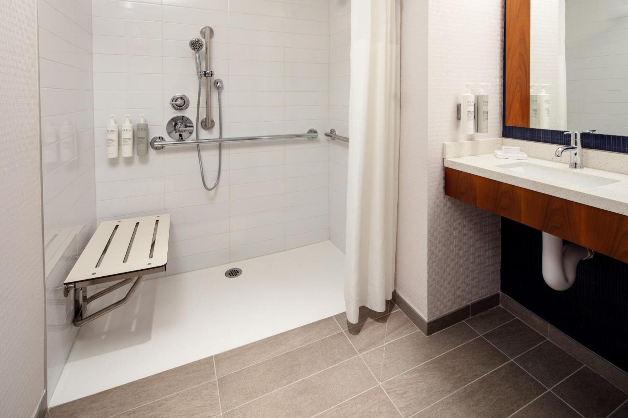 Habitación con ducha a ras de suelo, adaptada para personas de movilidad reducida - Cama extragrande
