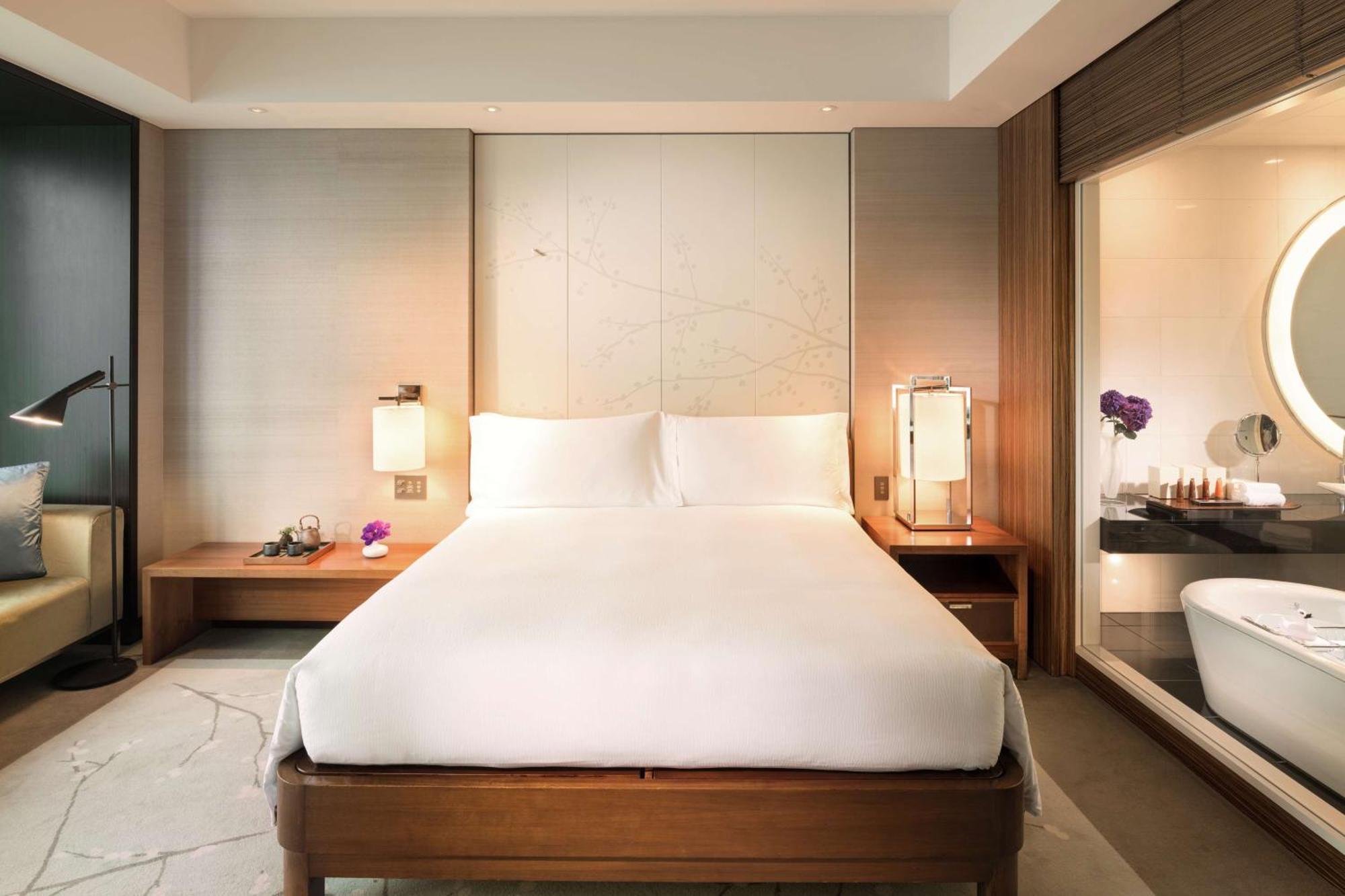 Kamer met Kingsize Bed en Uitzicht op de Baai