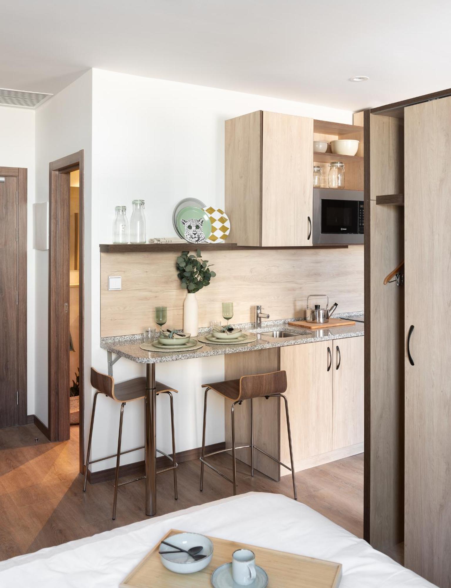 Estudio con cama grande y terraza