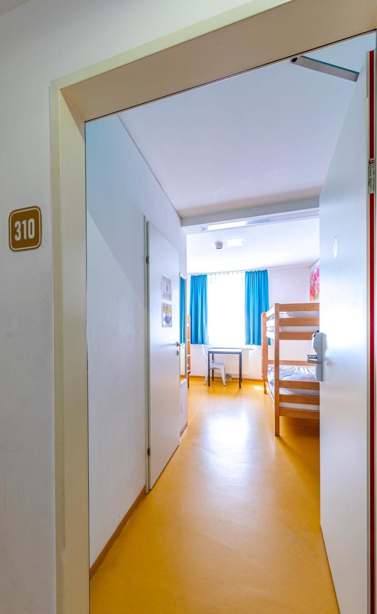 Eenpersoonsbed in een Slaapzaal voor Vrouwen met 4 Bedden