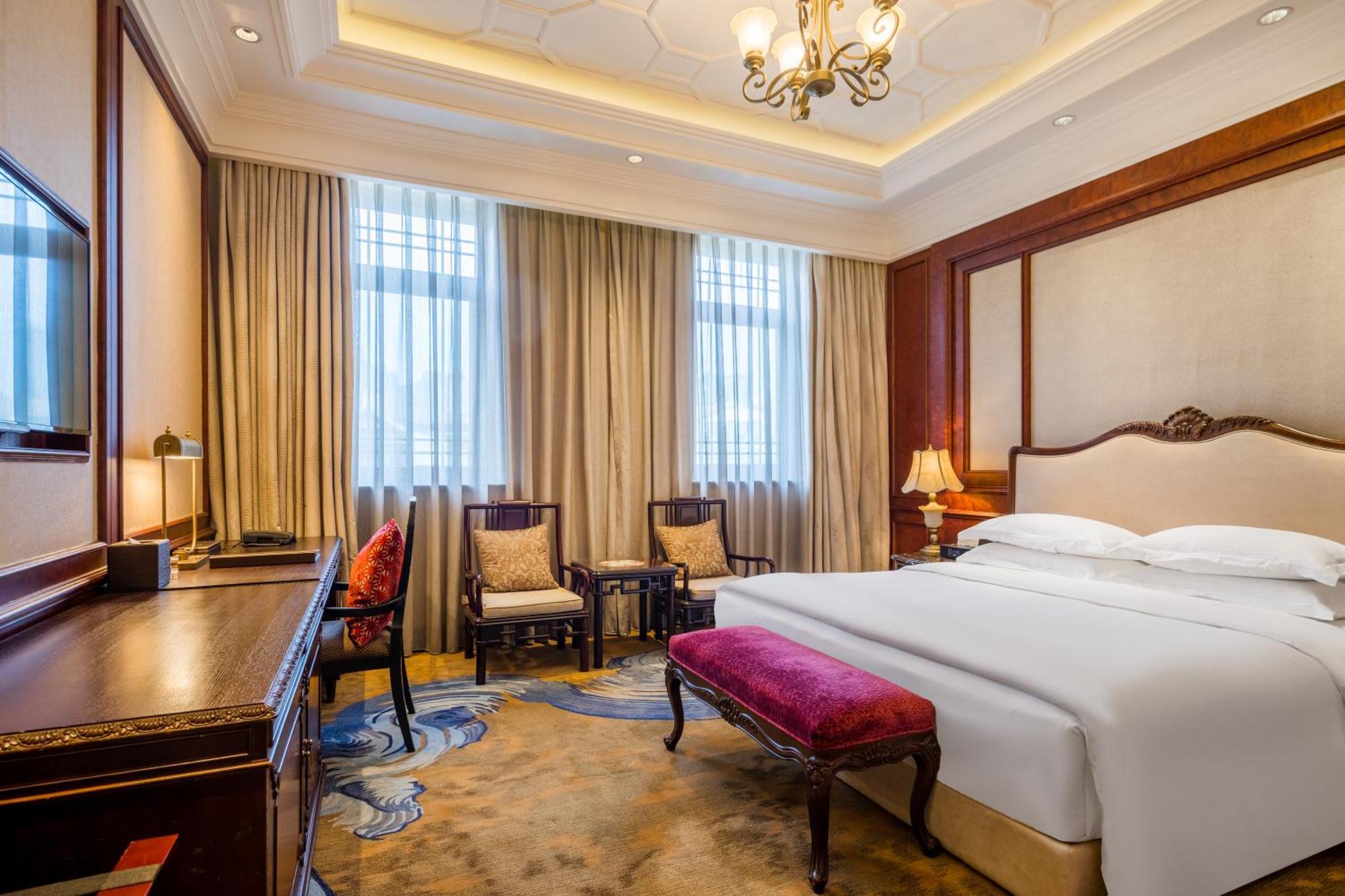 Deluxe Queen Room City View