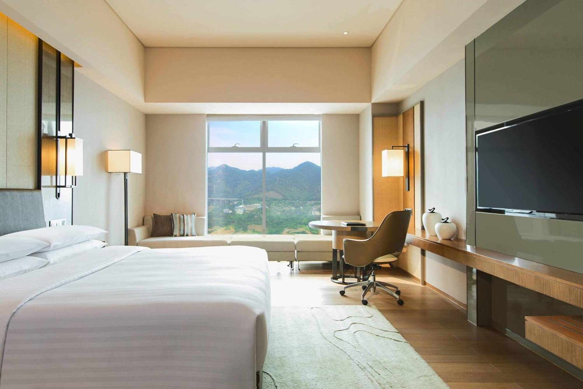Deluxe Room Mountain View Guest room 1 King,1739467092:JPEG