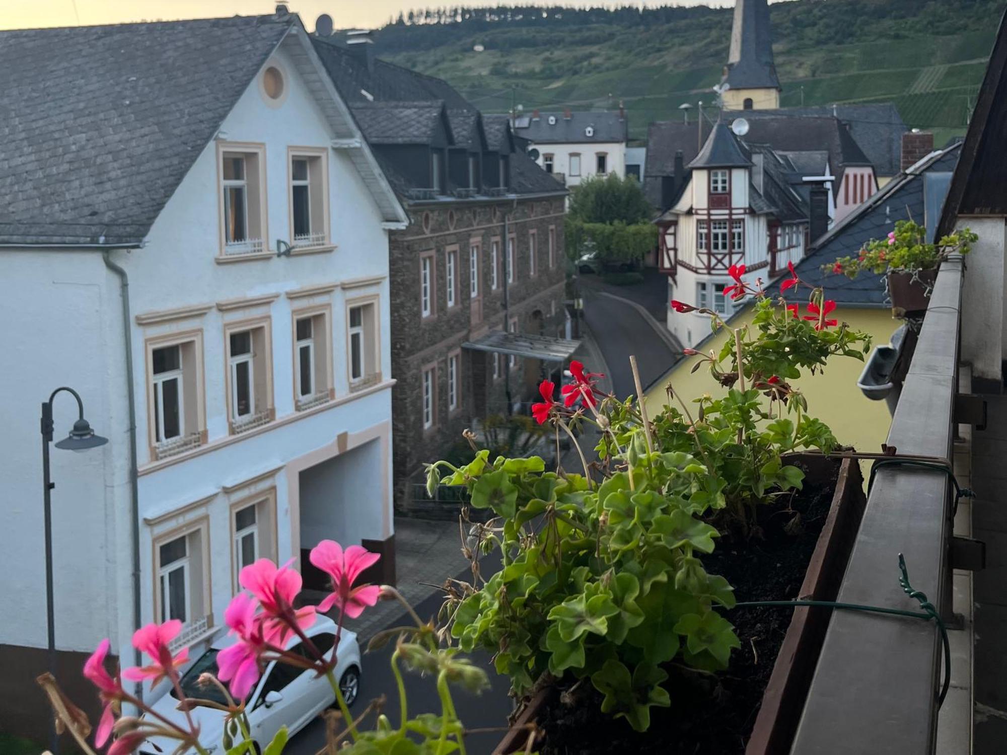 Doppel-/Zweibettzimmer mit Balkon