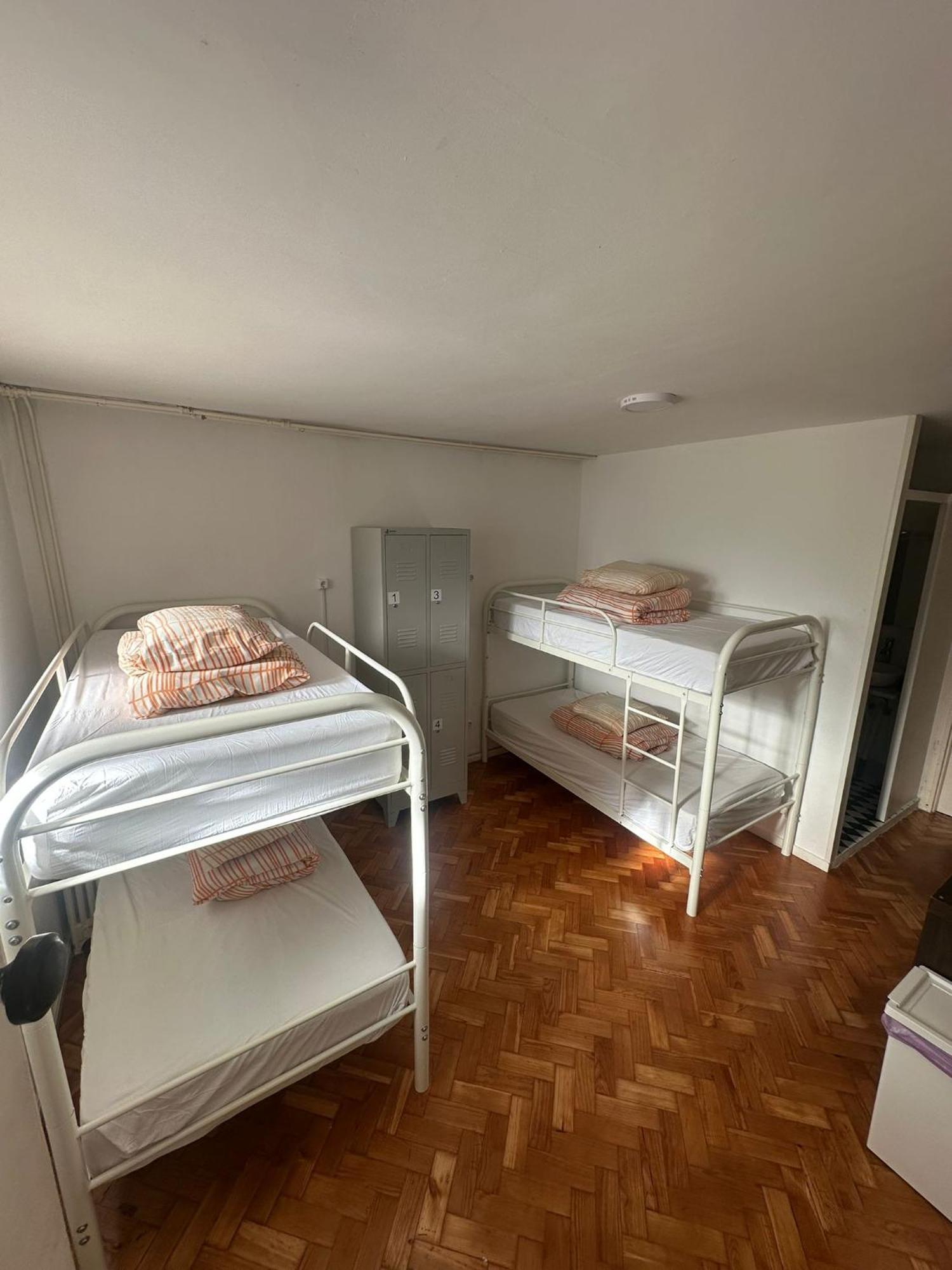 Vierbettzimmer mit eigenem Bad
