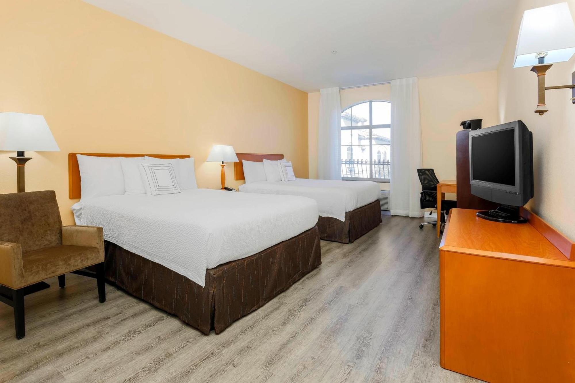 Queen Room Two Queen Beds Bathtub Mobility Access,1632234102:JPEG