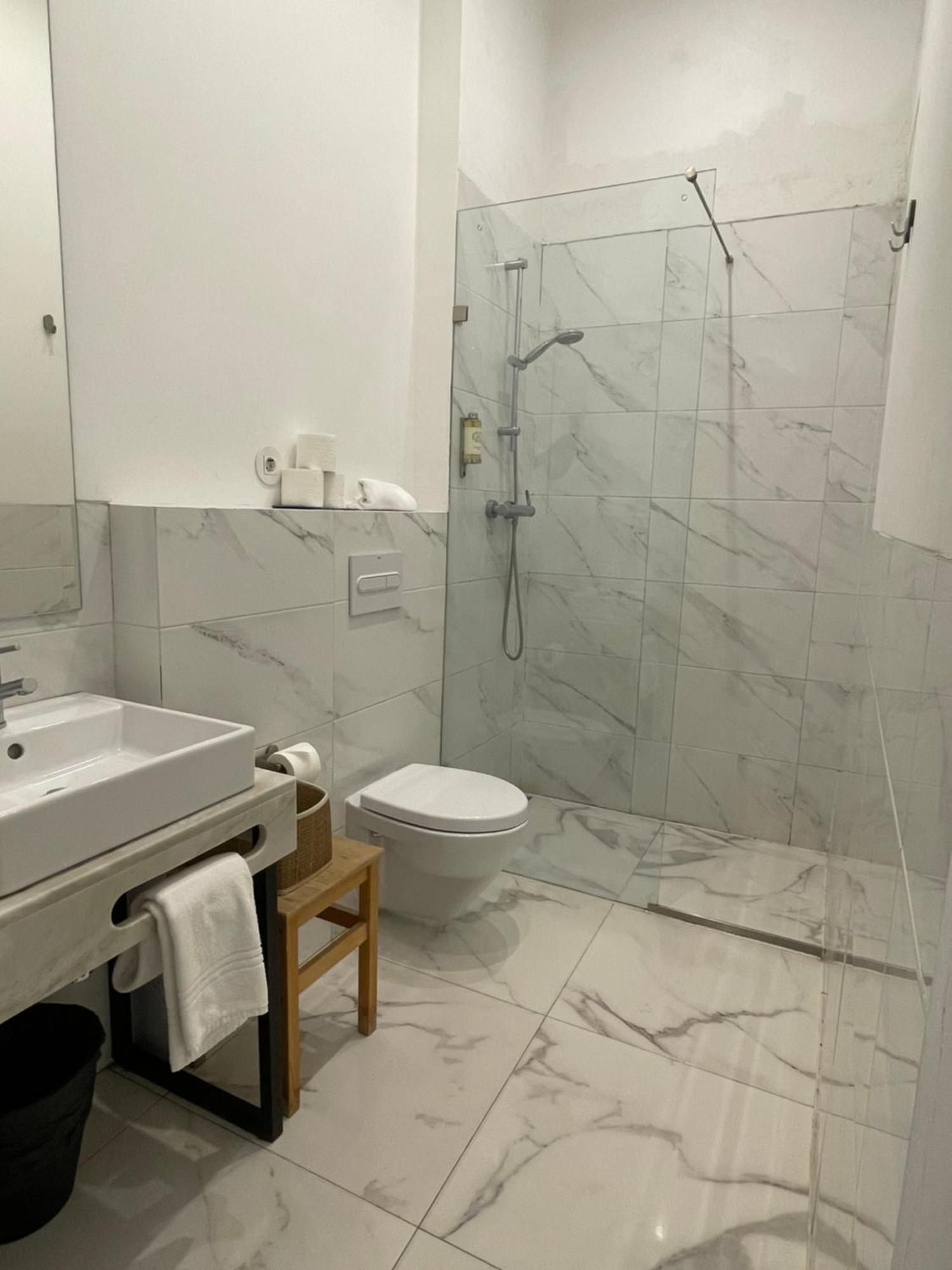 Deluxe Triple Room with Private Bathroom