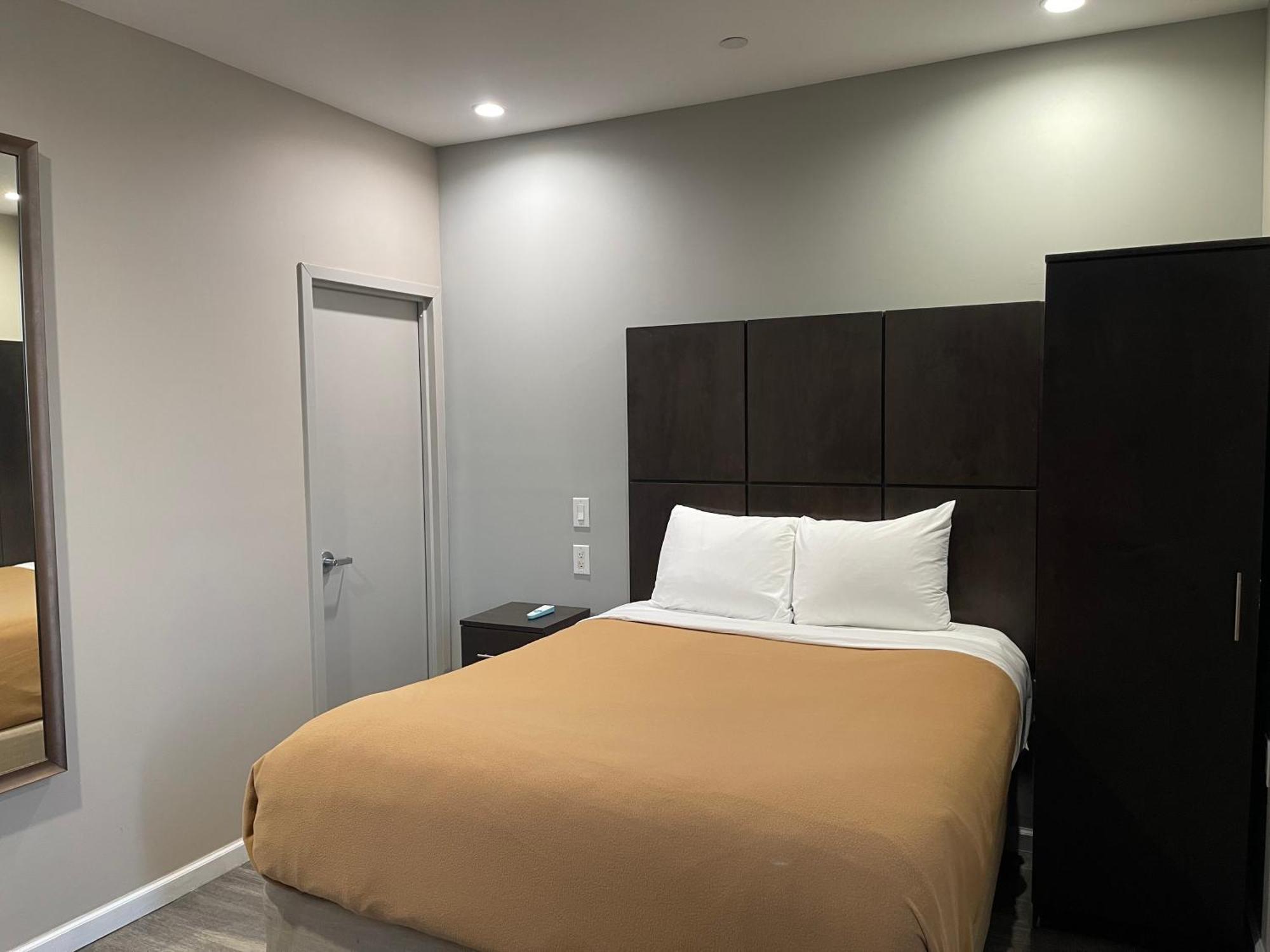 Deluxe Queen Room