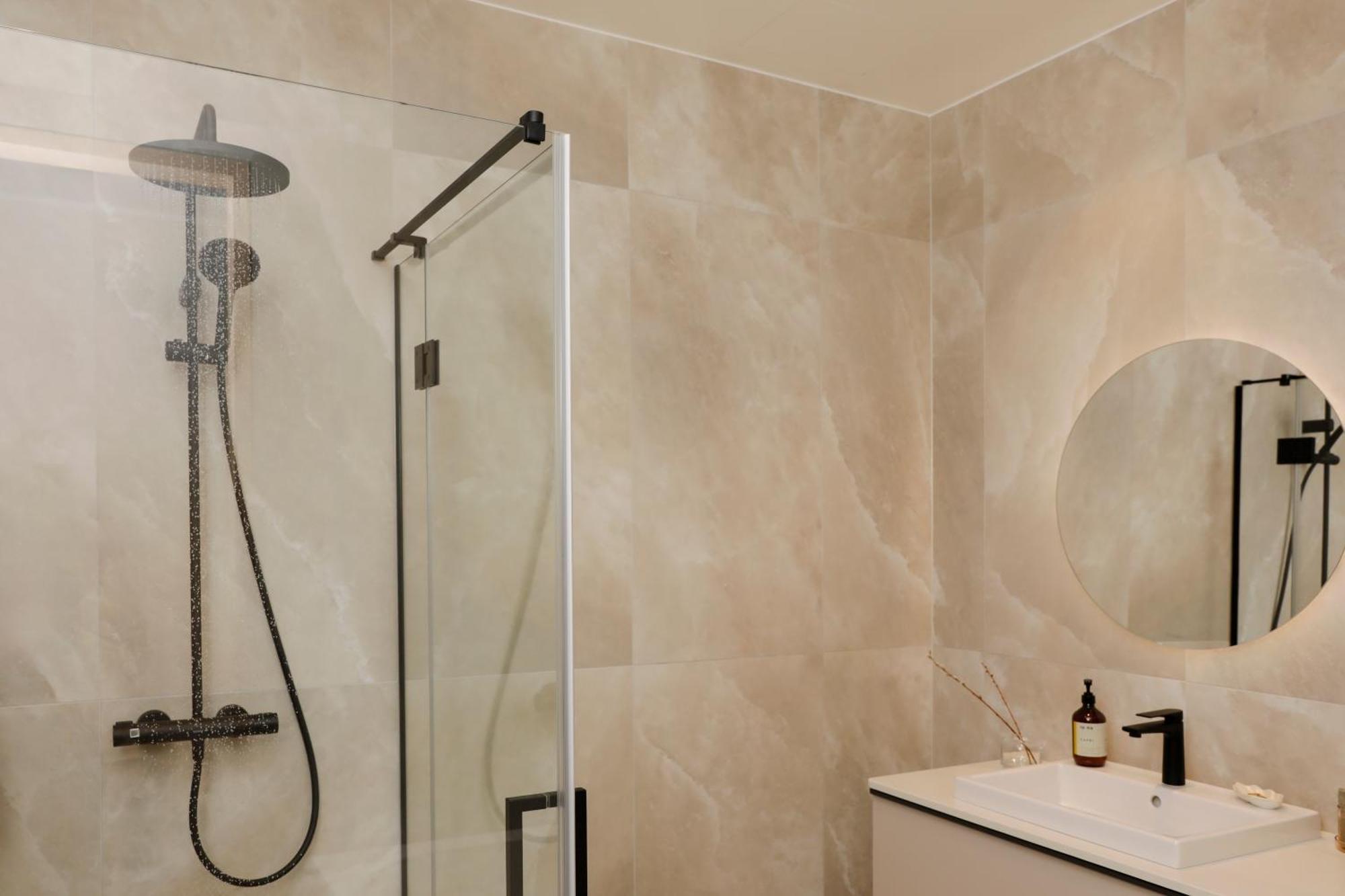 Signature Penthouse with Kitchen - 2 Bedroom - Roof Terrace