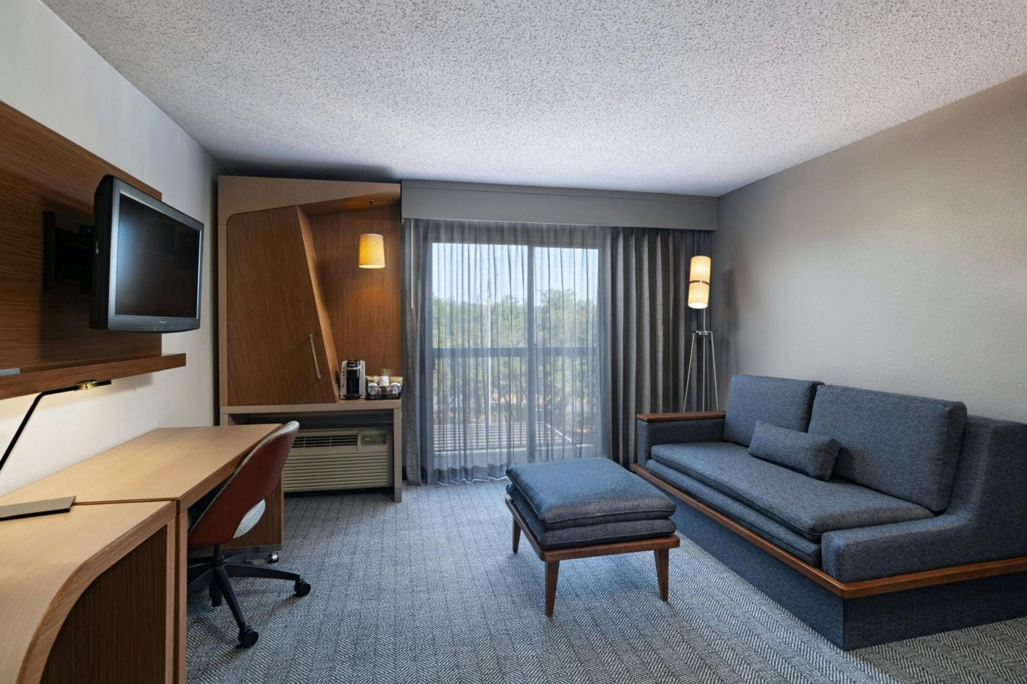 Deluxe King Room with Sofa Bed,1643162110:JPEG
