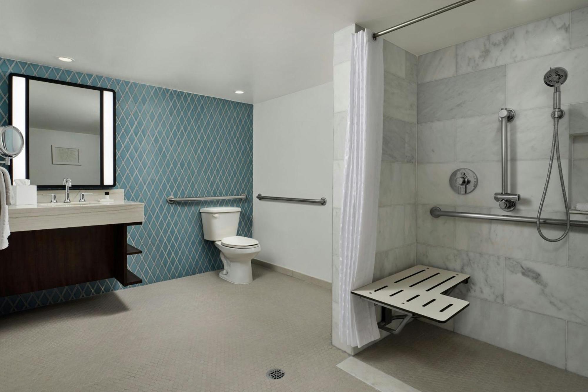 Classic Queen Room (No Resort Fees)