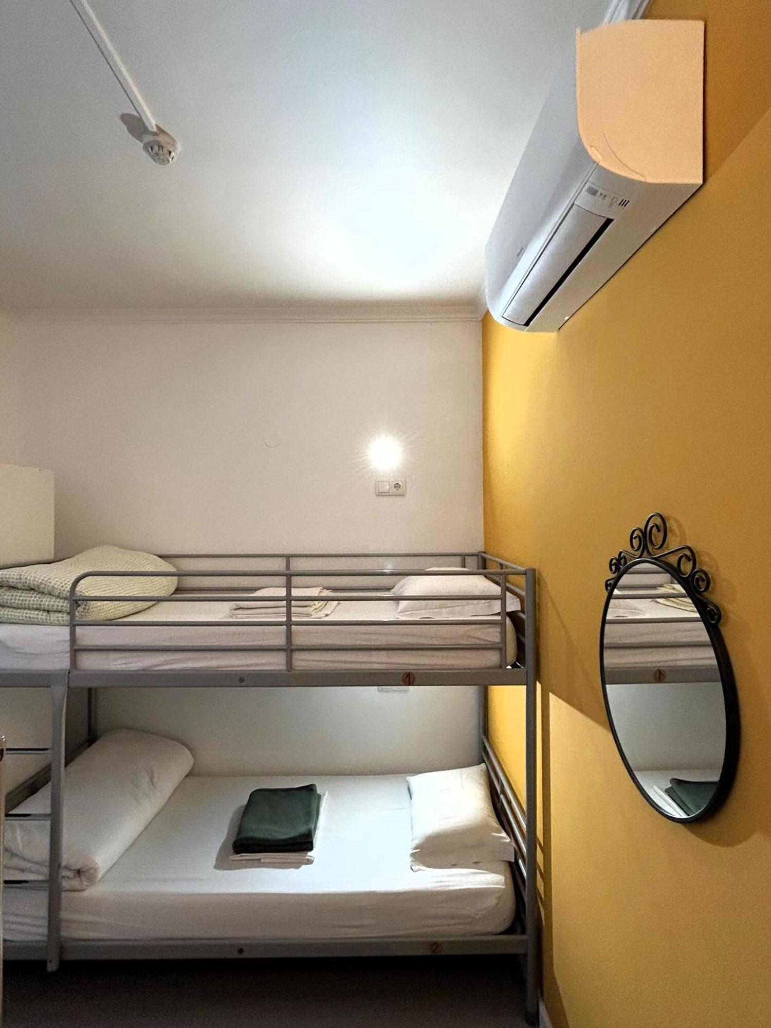 Cama num Dormitório Misto com 4 Camas