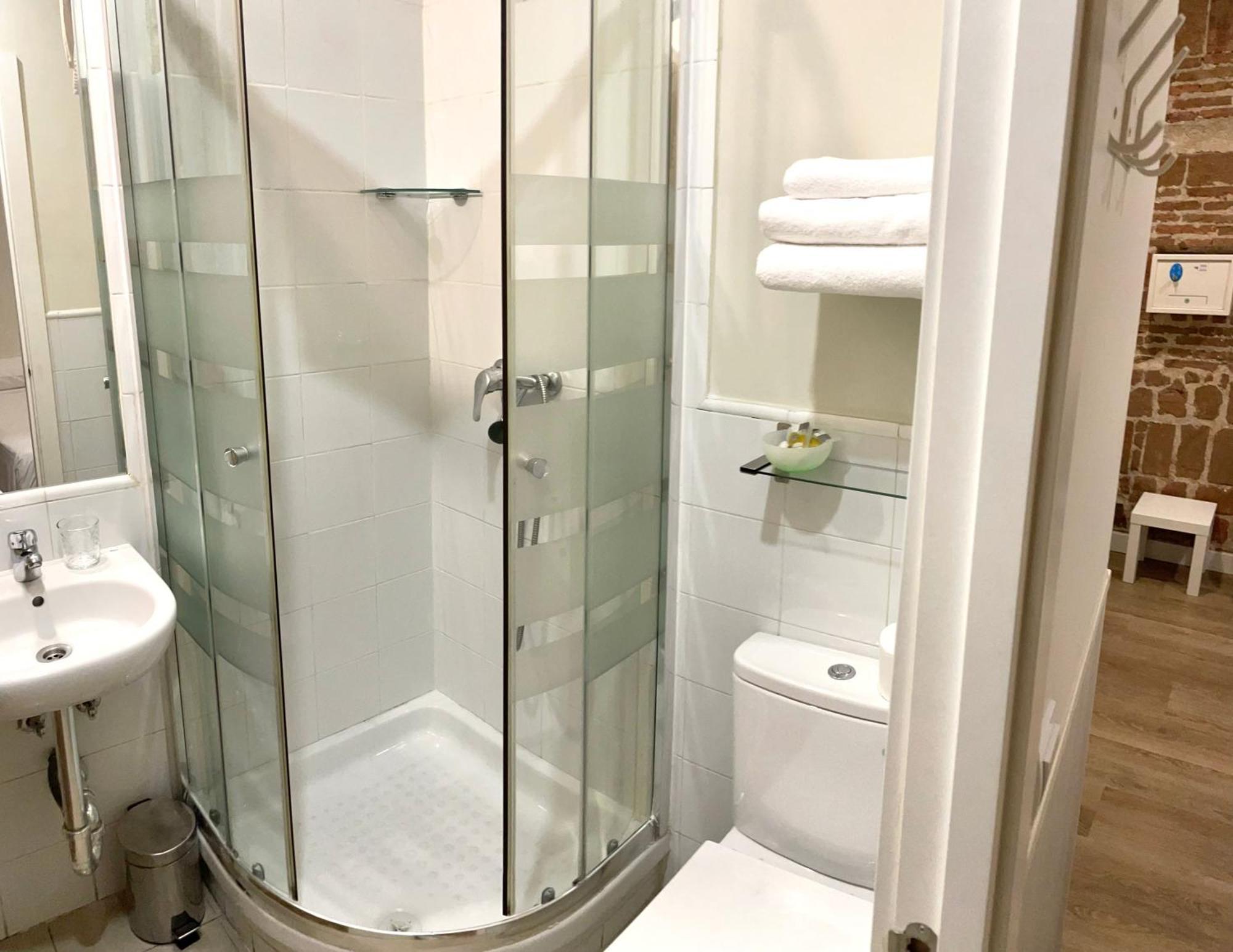 Tweepersoonskamer met 2 Aparte Bedden en Eigen Badkamer