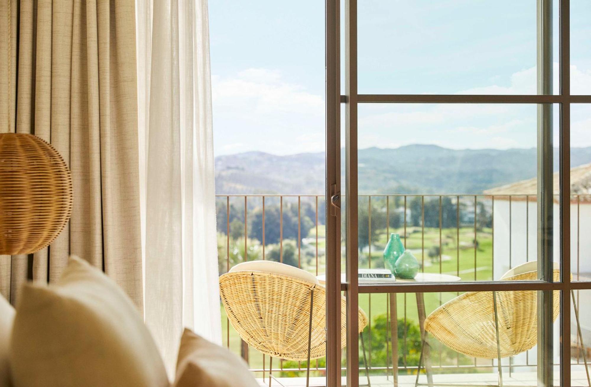 Deluxe Zimmer mit Kingsize-Bett und Golfblick
