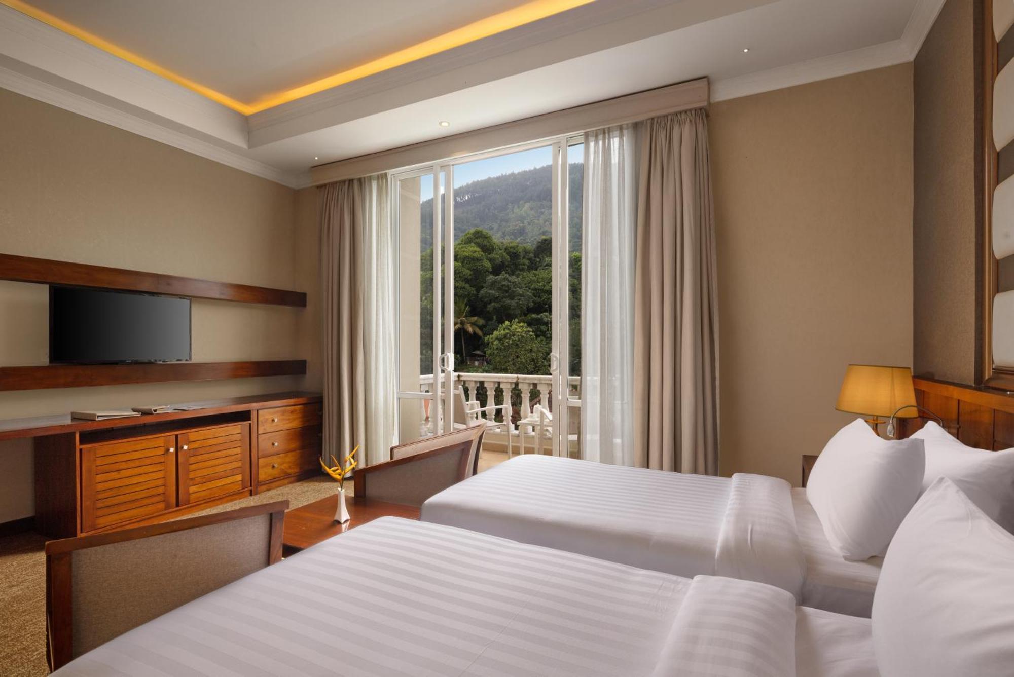 DELUXE KING OR TWIN ROOM
