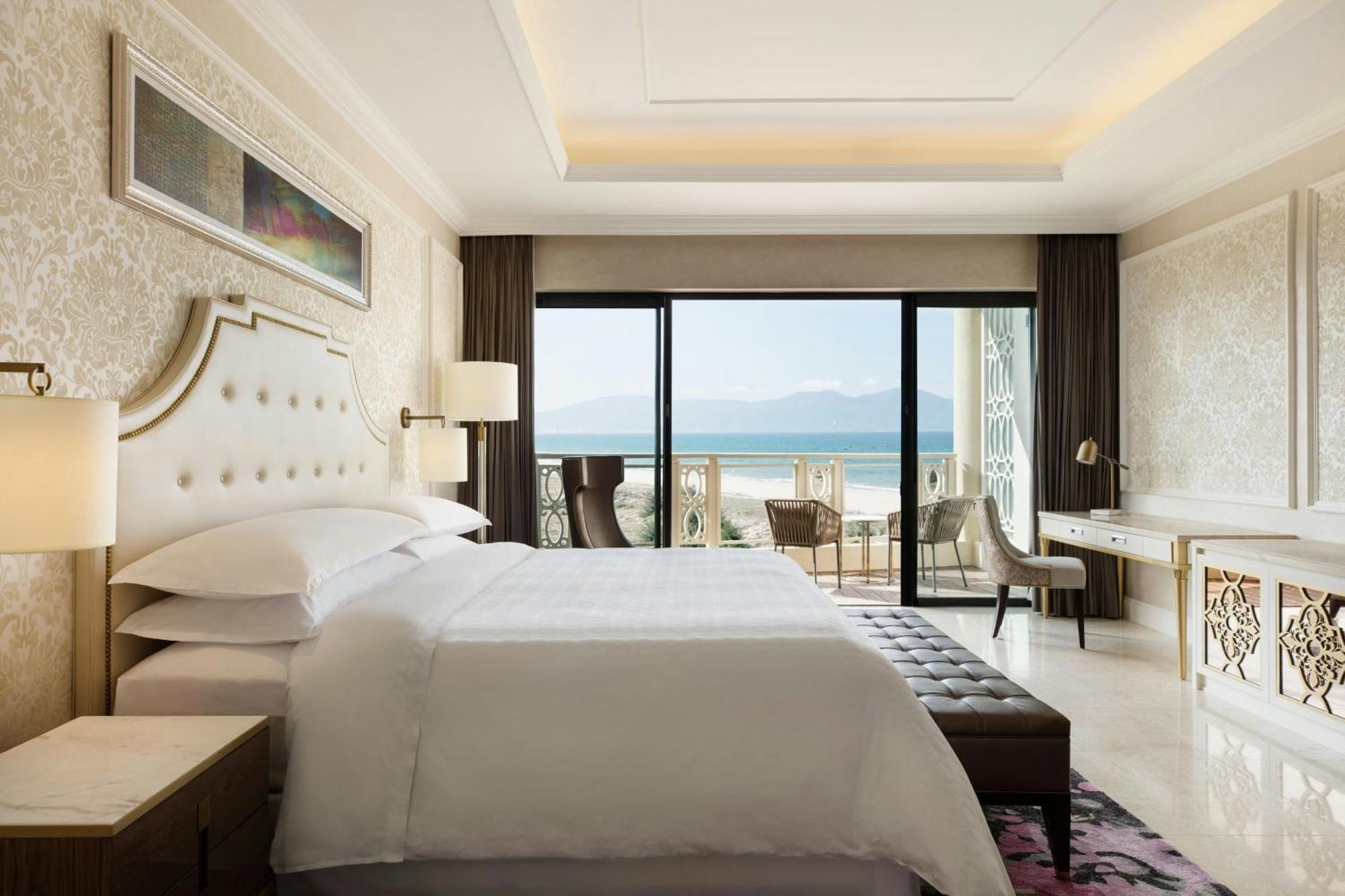 Deluxe Balcony Guest room 1 King Partial Sea View