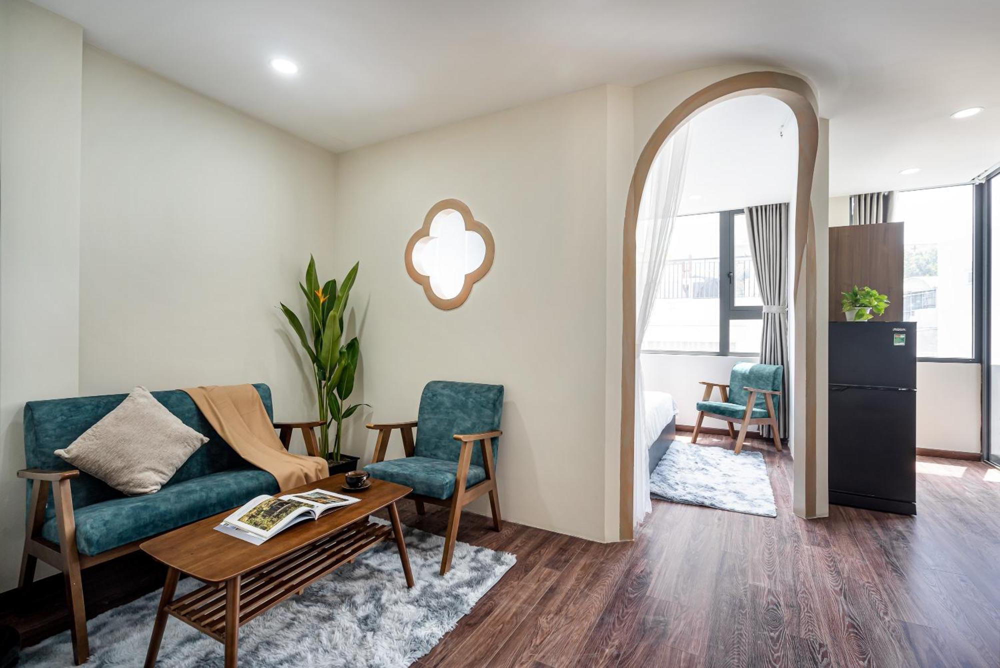 Zimmer mit Kingsize-Bett und Balkon