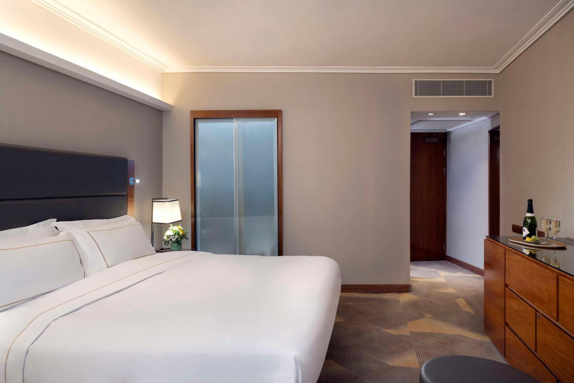 Zimmer mit Kingsize-Bett und Meerblick