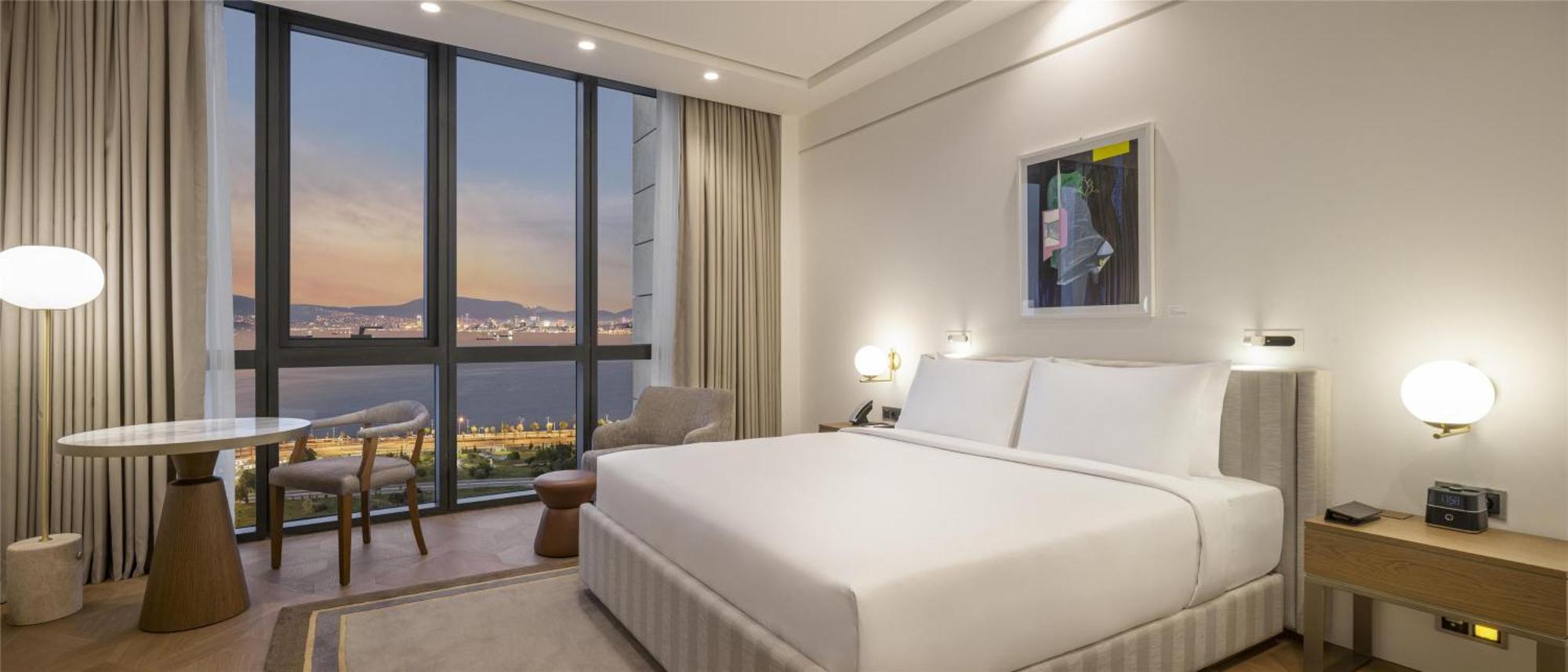 Deluxe Zimmer mit Kingsize-Bett und Balkon