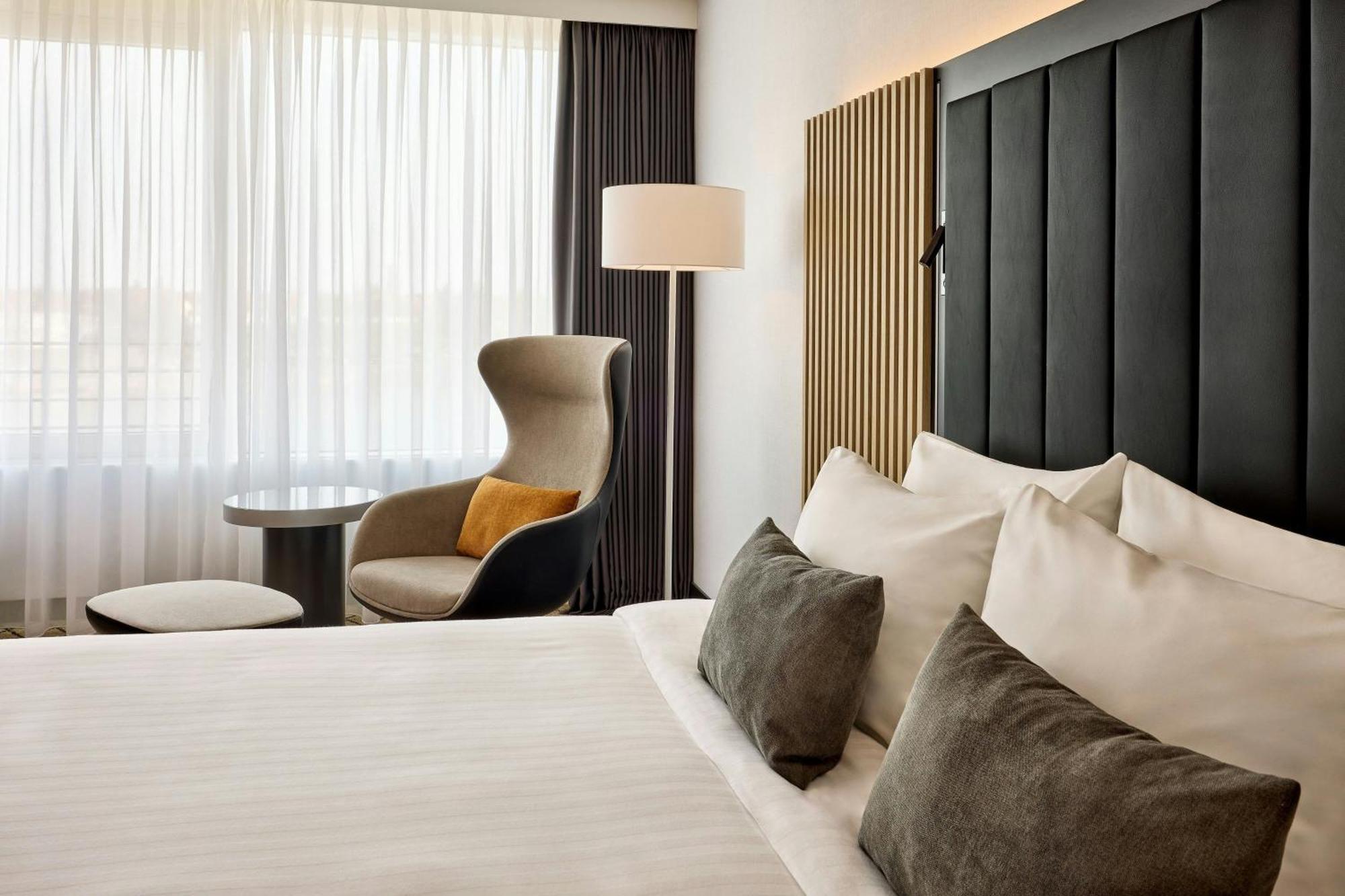 Guest room, 1 King, Lake side