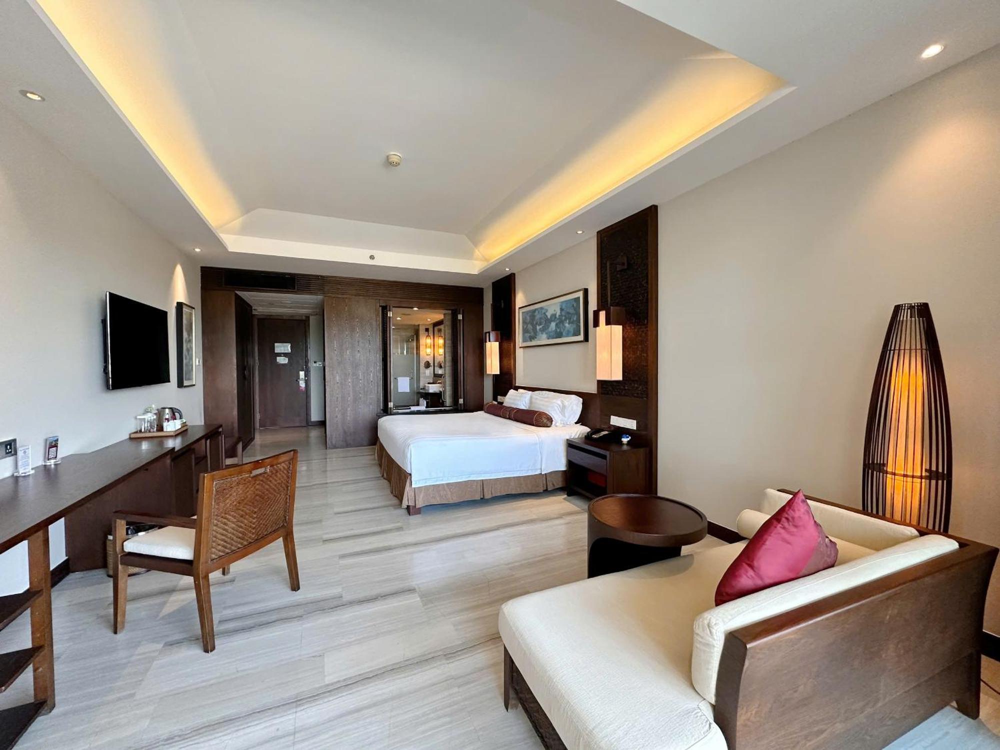 Premier City View Double Room Balcony Bathtub