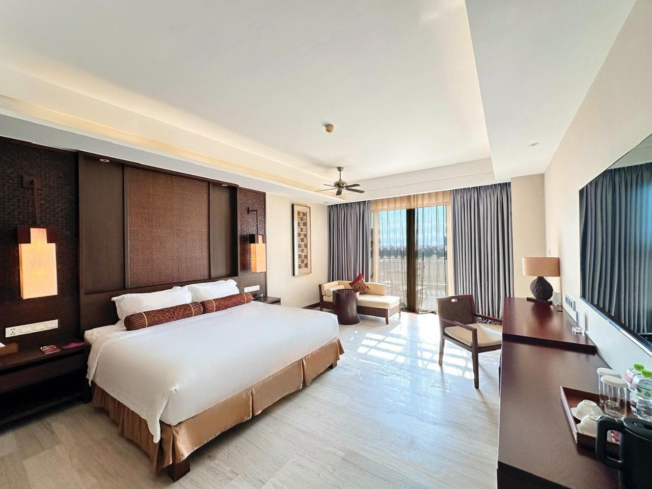 Premier City View Double Room Balcony Bathtub