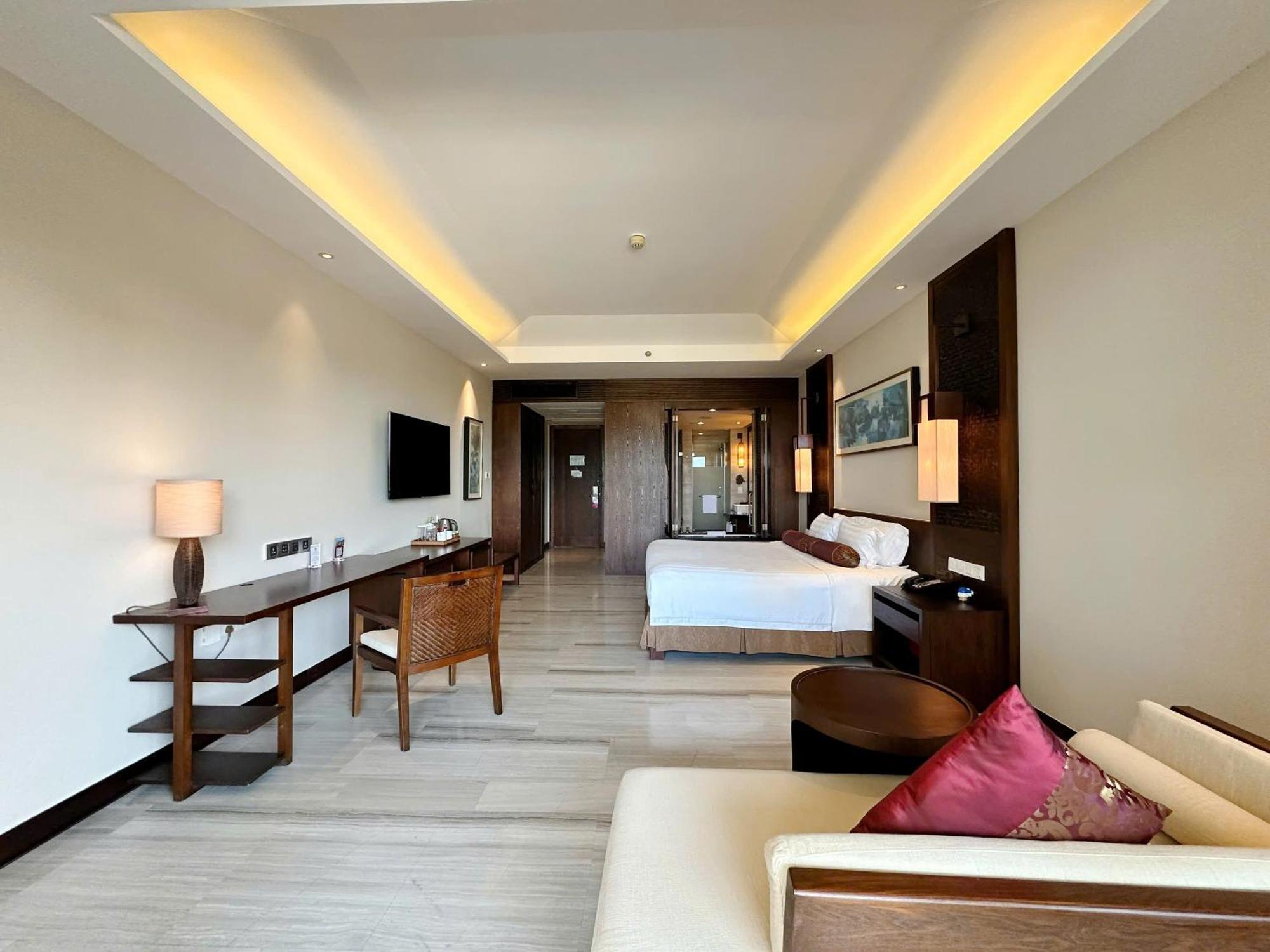 Premier City View Double Room Balcony Bathtub