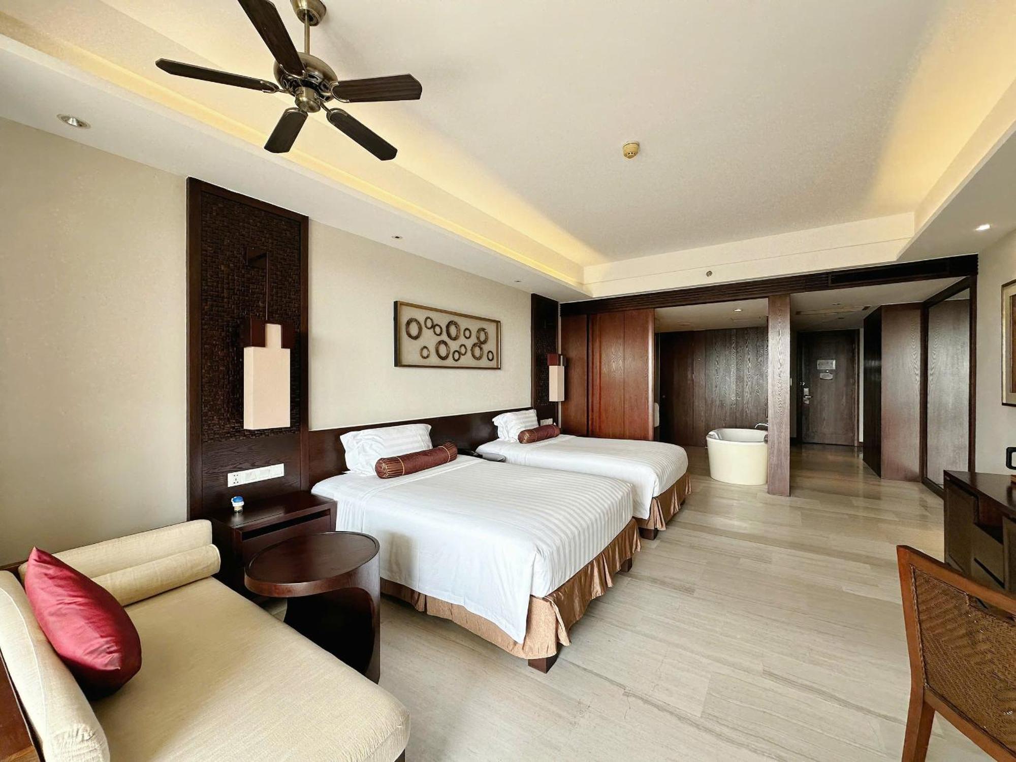 Premier Ocean View Twin Room Balcony Bathtub