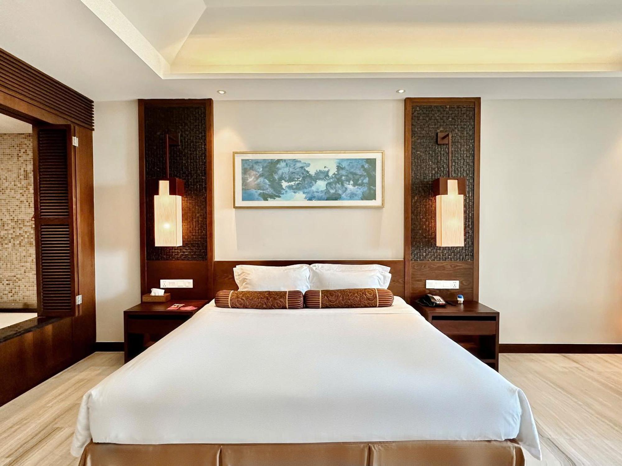Premier City View Double Room Balcony Bathtub