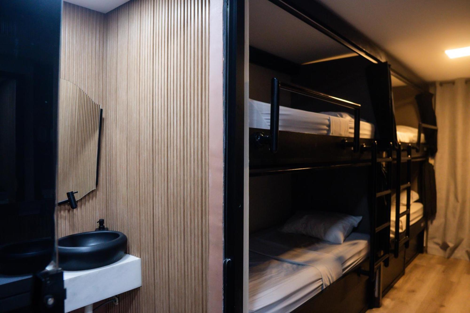 Bed 8-Bed Mixed Dormitory Room Street view