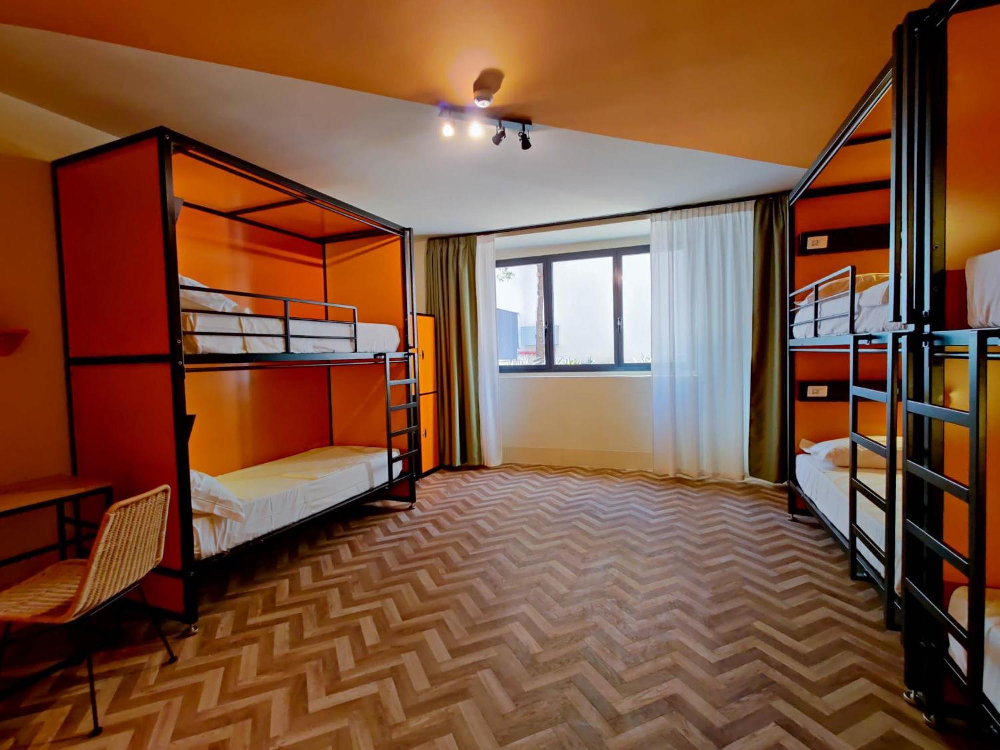 Cama en habitación compartida femenina de 6 camas