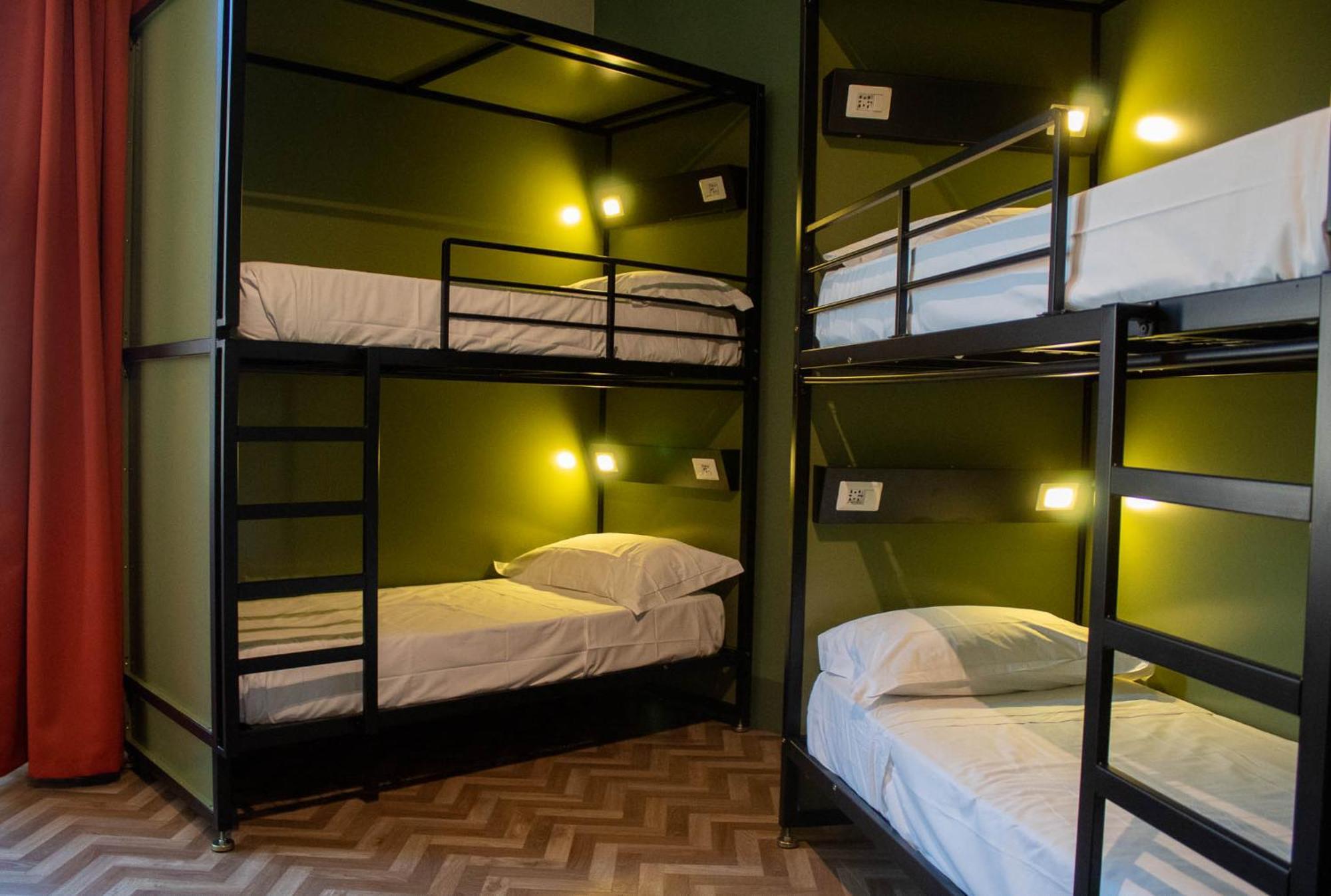 Cama en habitación femenina compartida de 4 camas