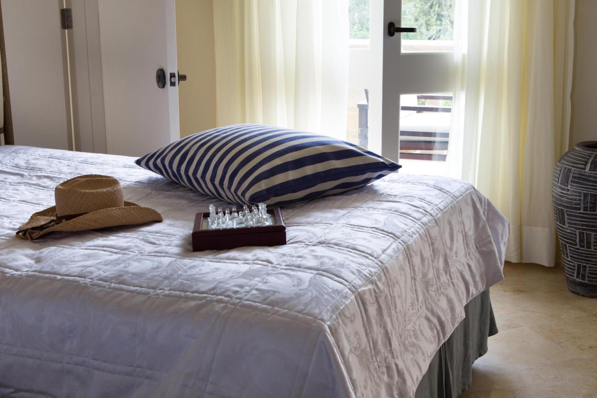 Onderling Verbonden Studiosuites met Uitzicht op Zee
