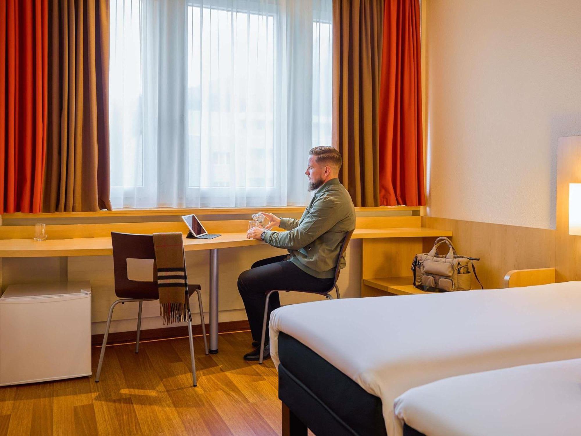 Standard Twin Room with Mountain View