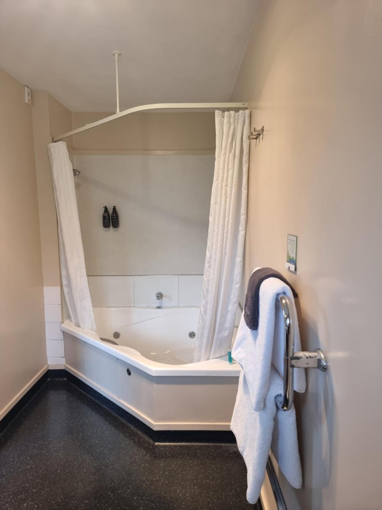 Executive Studio Spa Bath