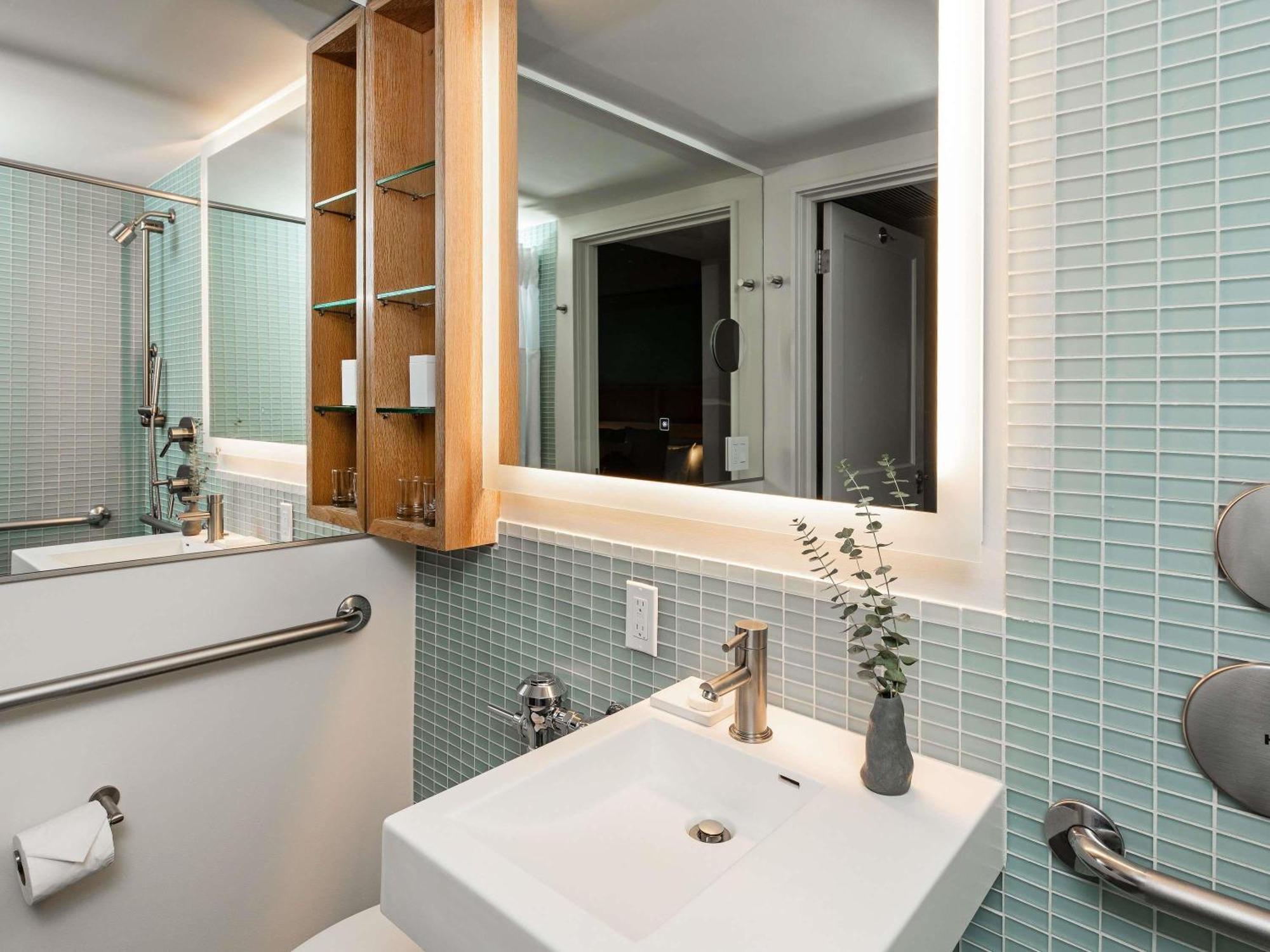 Chambre Lit King-Size Deluxe - Vue sur Ville - Adaptée aux Personnes à Mobilité Réduite