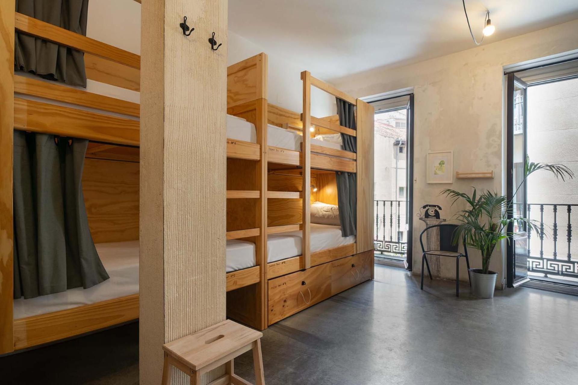 Single Bed in 8-Bed Mixed Dormitory Room with Shared Bathroom