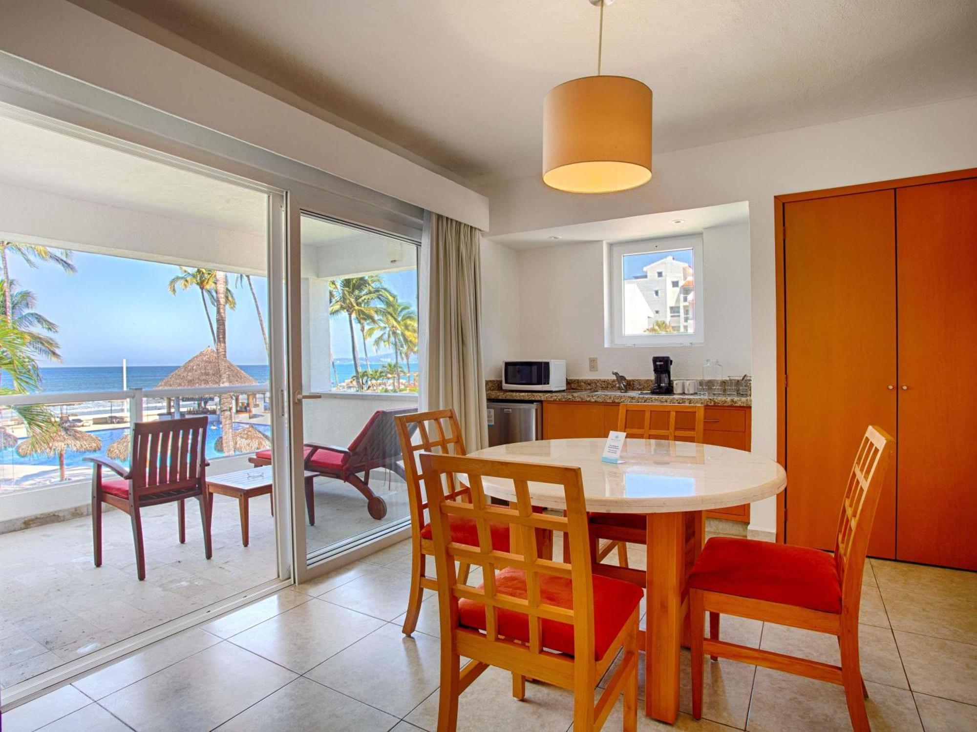 Suite de 2 dormitorios con dos baños, cama extragrande, sofá cama y balcón - Frente al mar