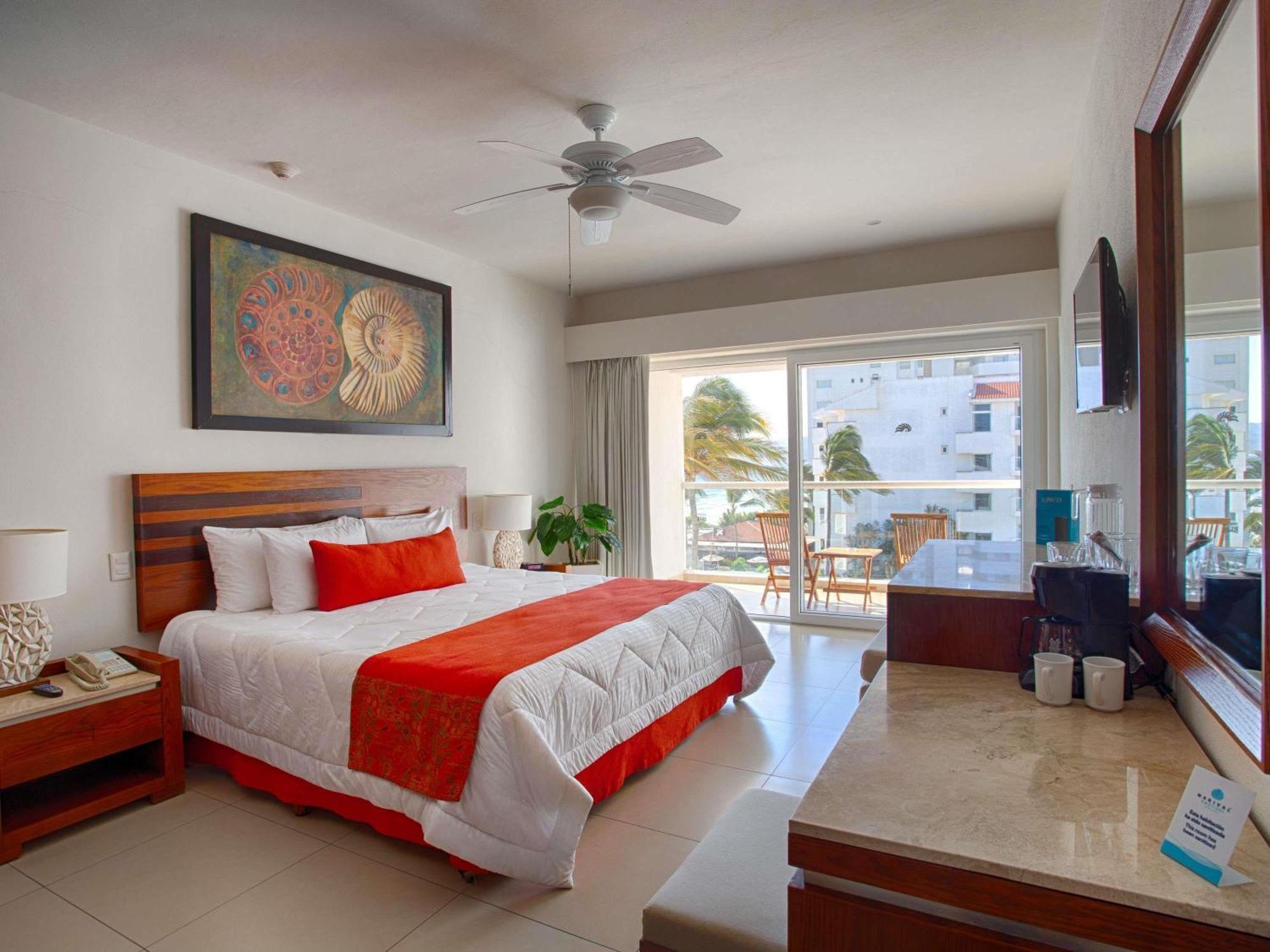 Habitación Resort Club con cama extragrande, balcón y bañera