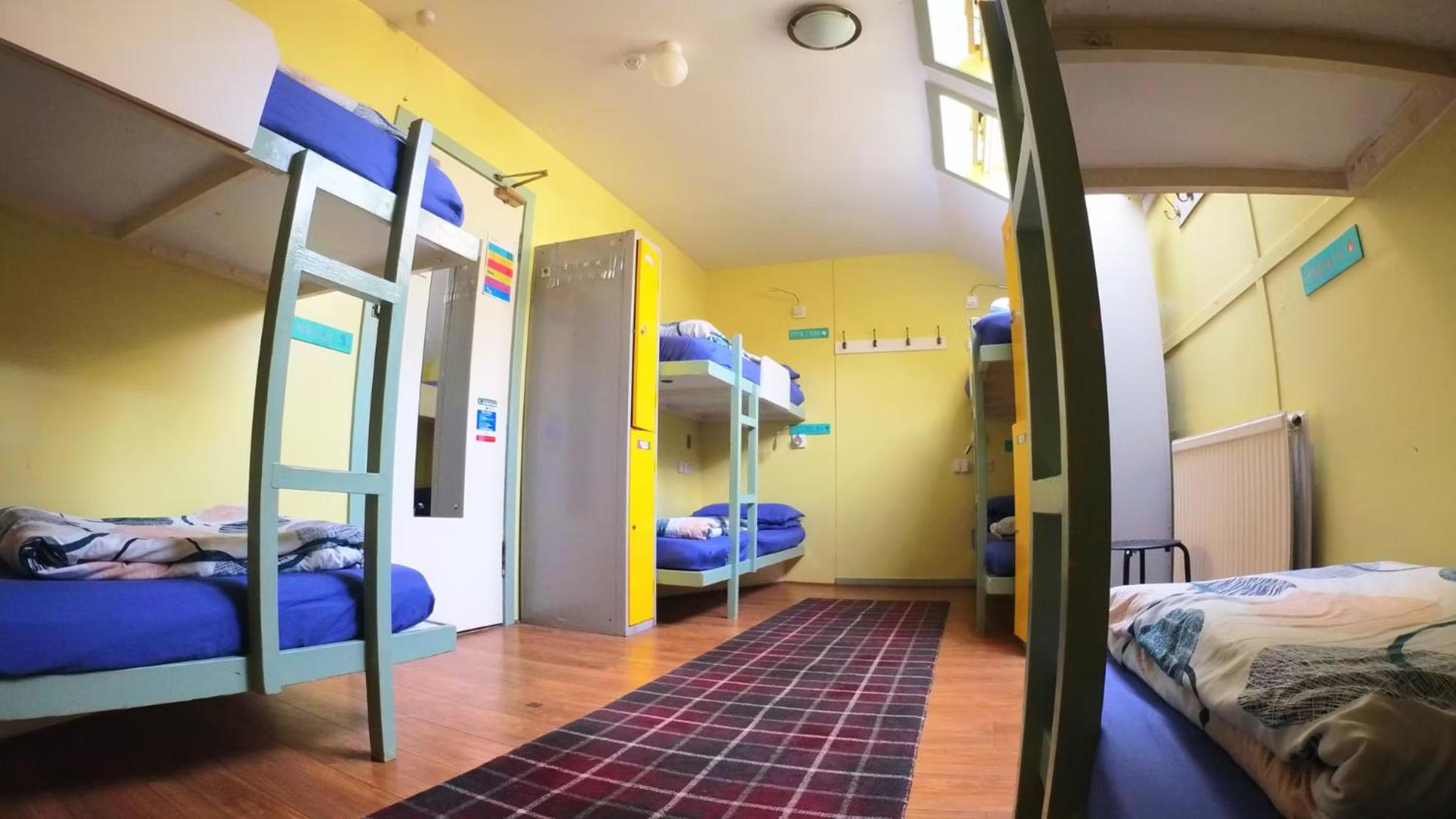 Posto Letto in Dormitorio Misto con 10 Letti