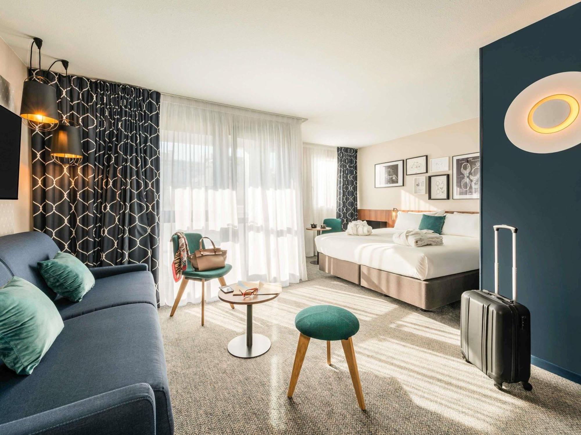 Habitación Superior con cama grande y sofá