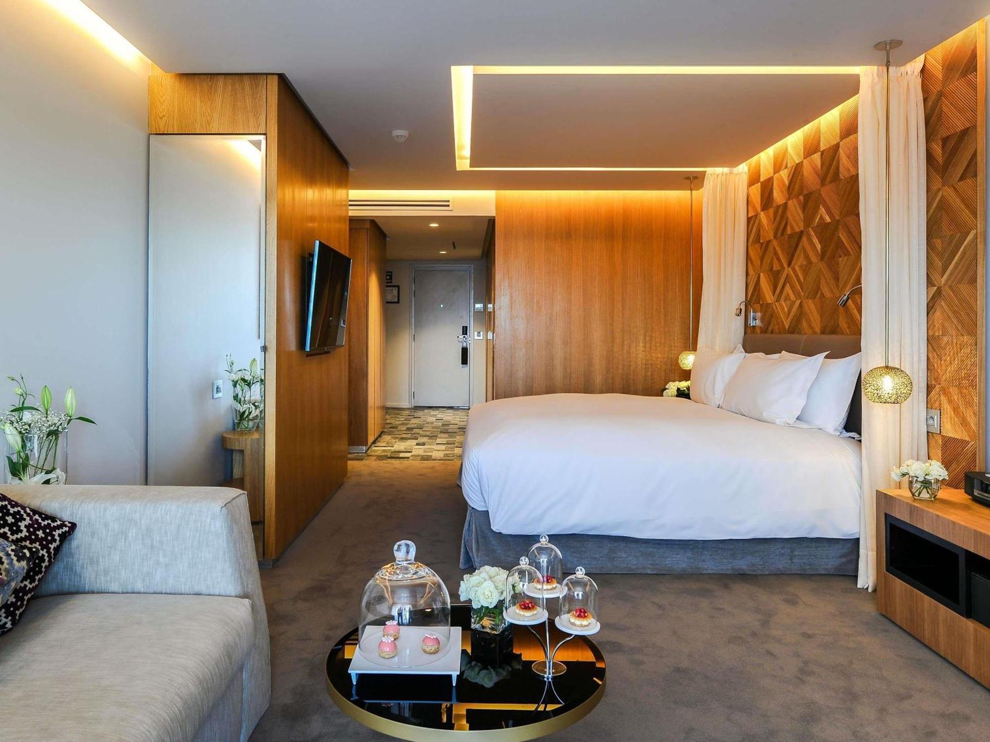 Suíte King Júnior Contemporânea com Vista Montanhas e Piscina