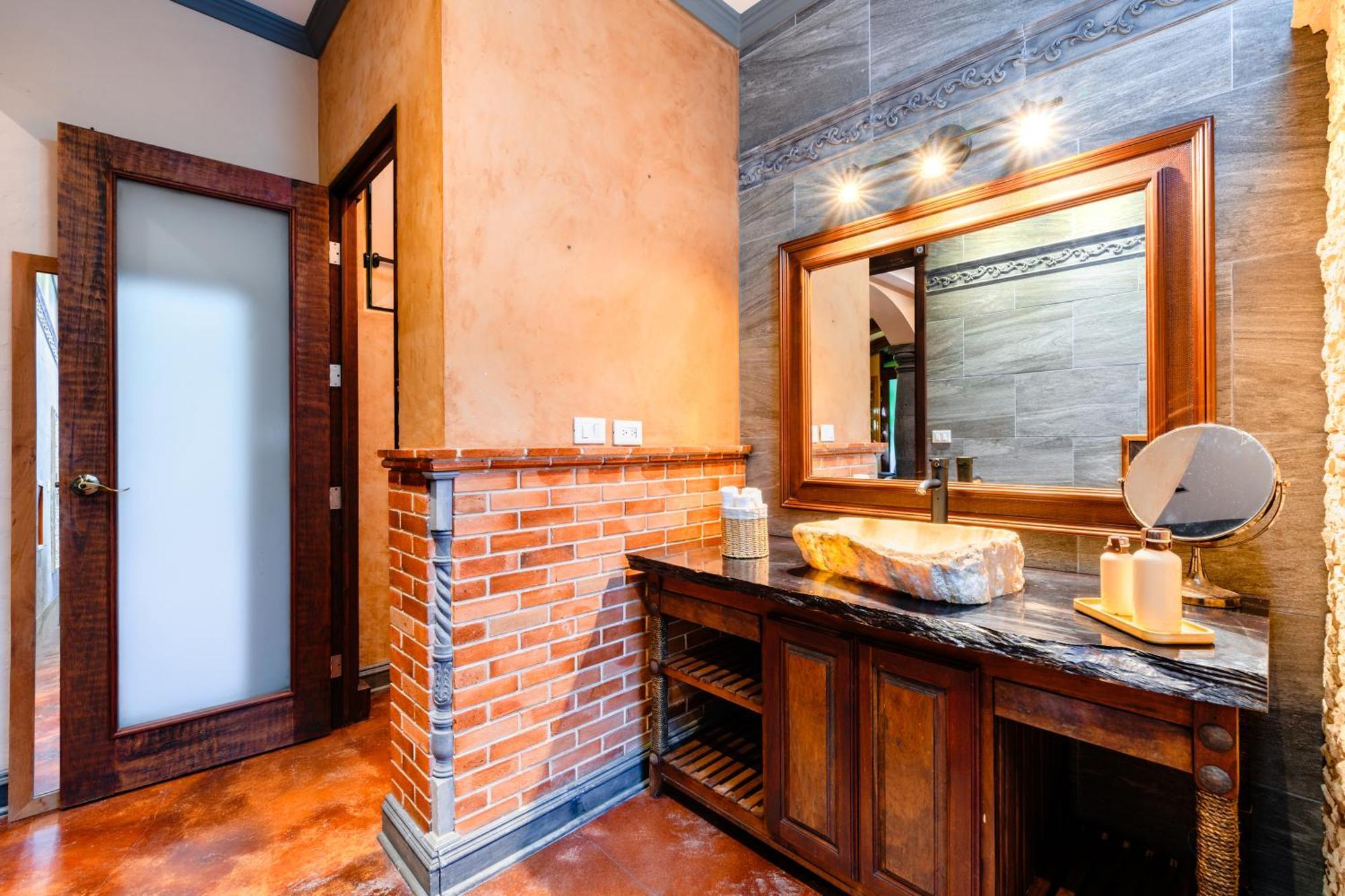 Deluxe King Suite