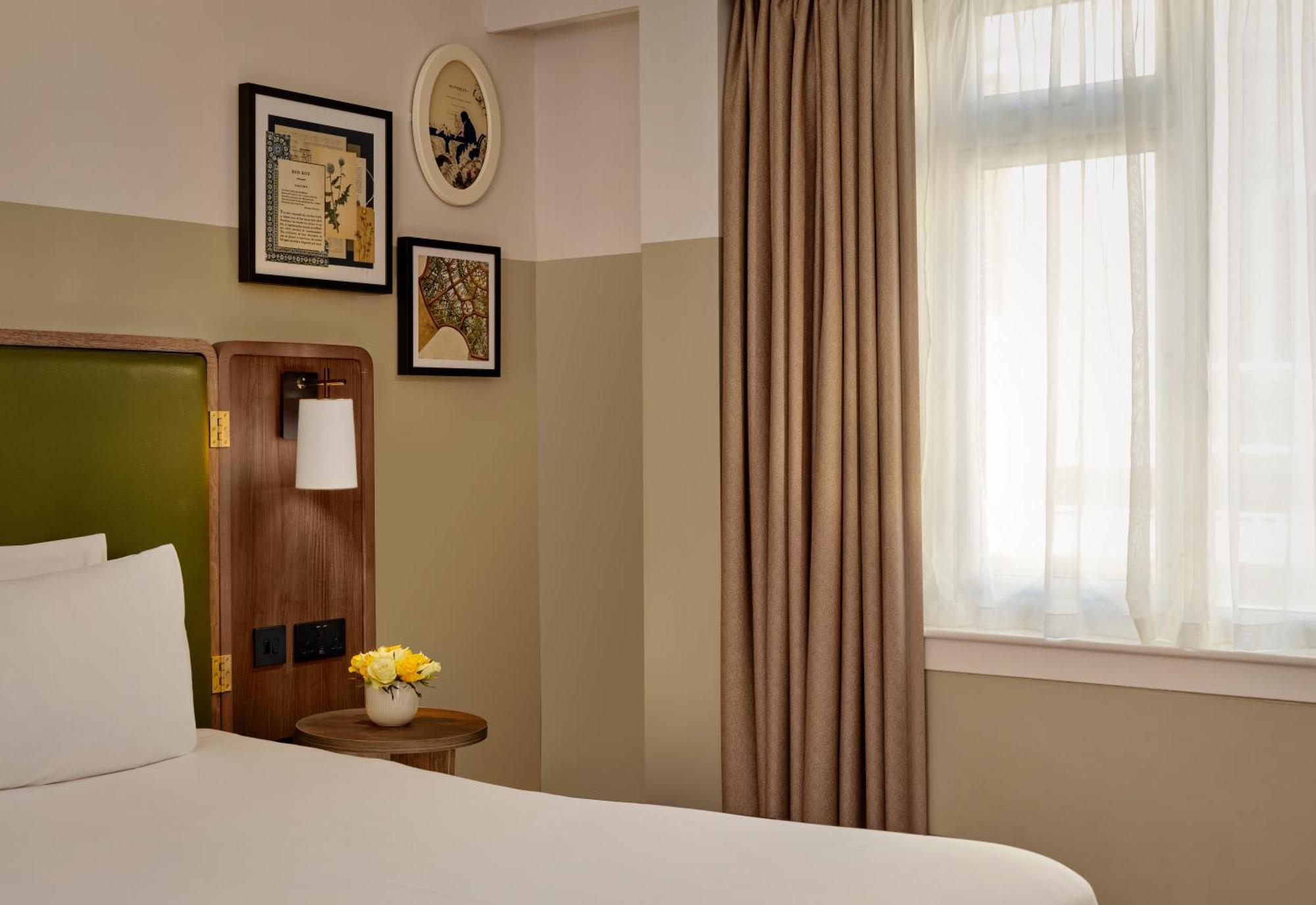 Classic Room 1 Queen Size Bed & 1 Single Bed