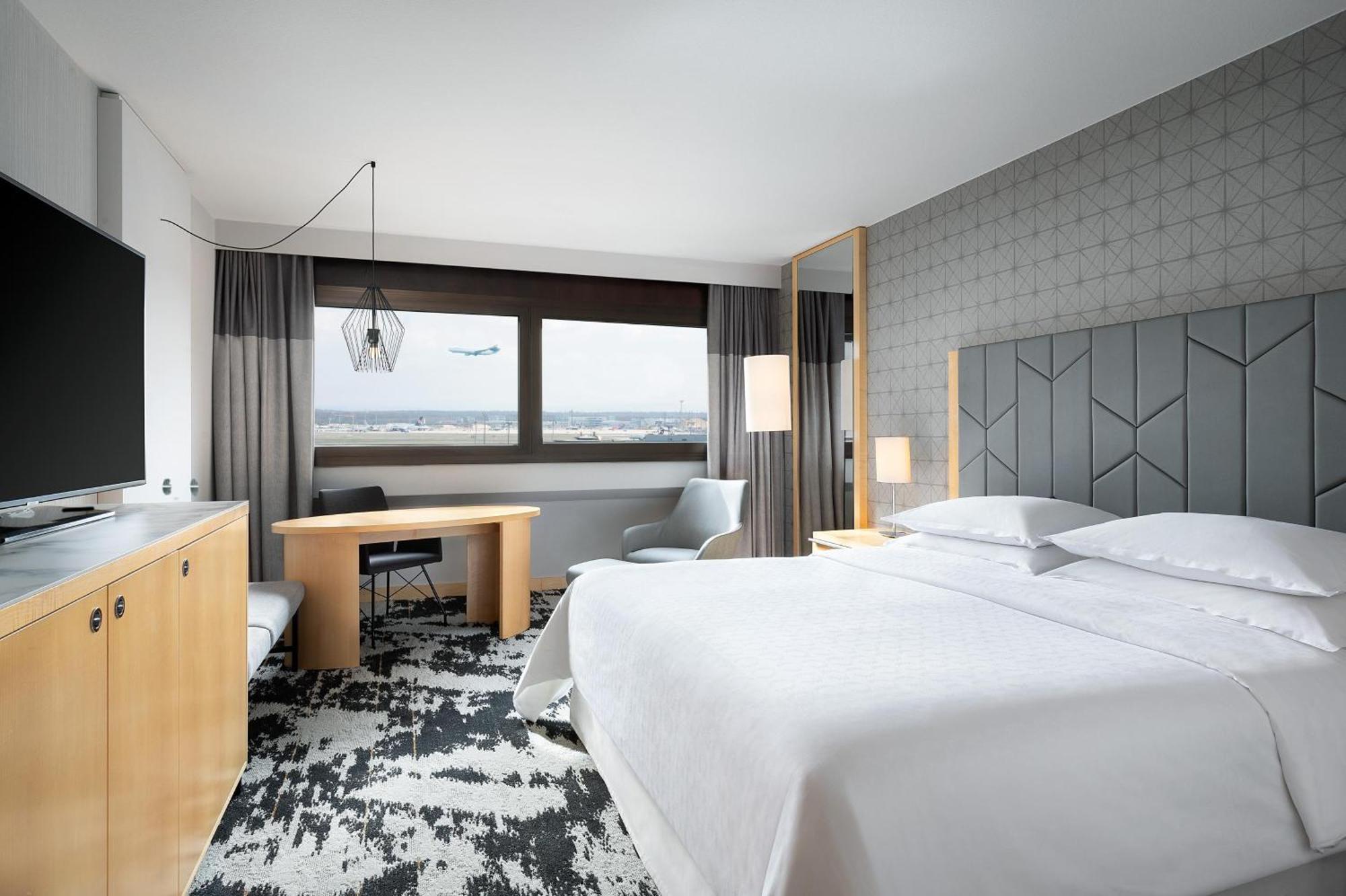Deluxe Room Guest room 1 King or 1 Queen,1774421011:JPEG