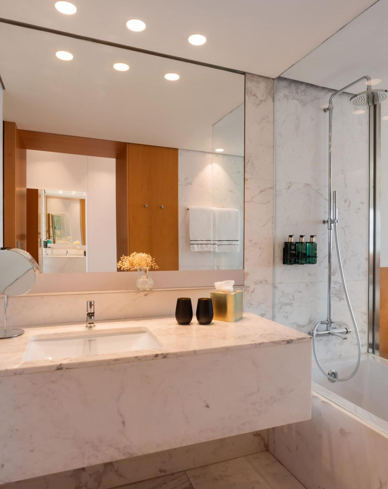 Double or Twin Room Sea View The Level