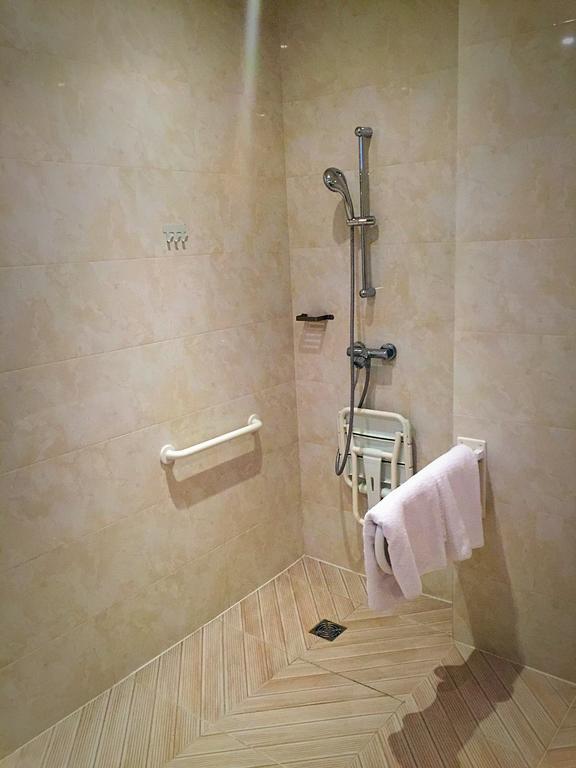 Einzelzimmer mit eigenem Bad und WC