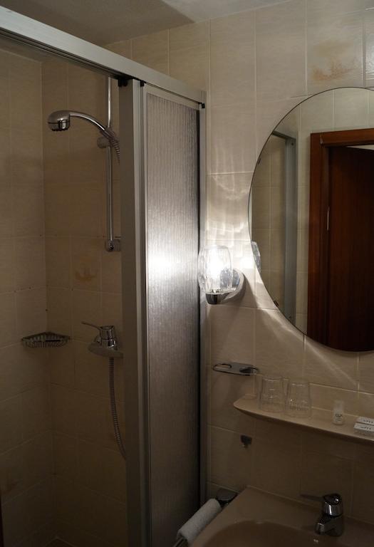 Twin Room Bath,1739444928:JPEG