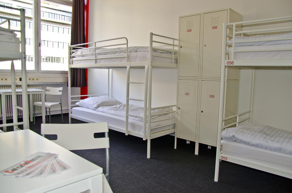 Cama en habitación compartida de 10 camas