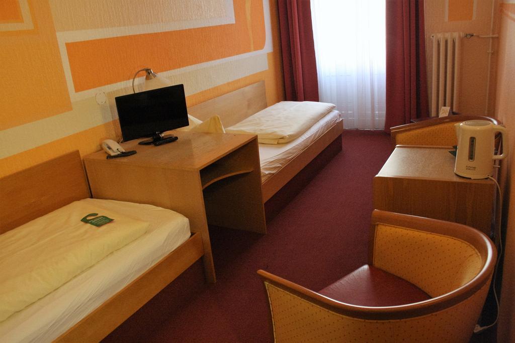 Tweepersoonskamer met 2 Aparte Bedden en Badkamer
