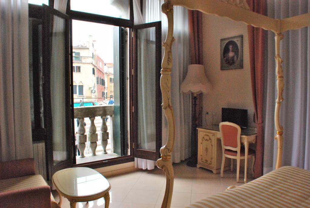 Double or Twin Room with Canal View,643989594:JPEG